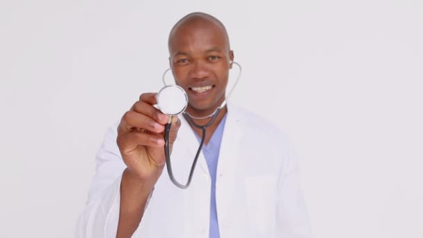快乐医生举行他的听诊器 — 图库视频影像