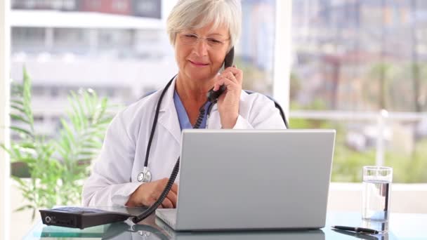 Practicante sonriente usando su teléfono — Vídeos de Stock