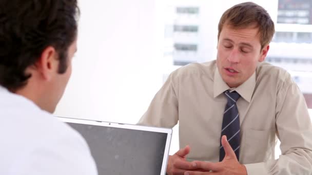 Hombre serio hablando con su médico — Vídeos de Stock