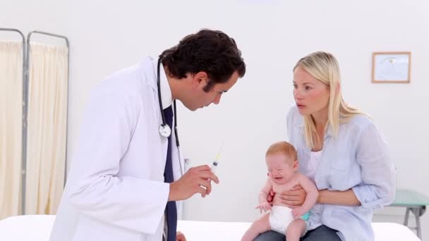 Le médecin va utiliser une seringue sur un bébé — Video