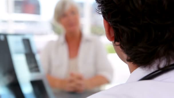 Mature woman listening to the explanations of the doctor — Stock Video