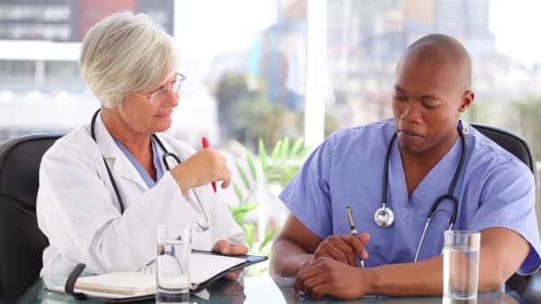 Enfermera seria y médico trabajando juntos — Vídeo de stock