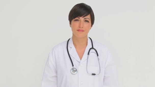 Bayan doktor kameraya bakıyor. — Stok video