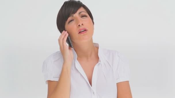 Бізнес-леді зосереджується, коли вона розмовляє по телефону — стокове відео