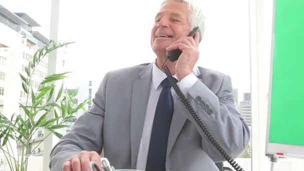 Mature businessman talking on a phone — Stock Video