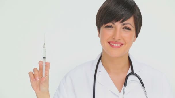 Medico che tiene una siringa — Video Stock