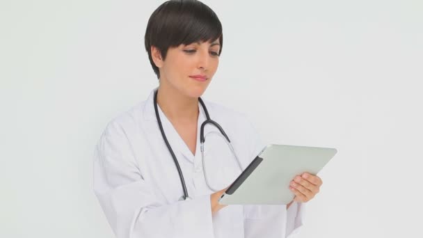 Médico pressionando a tela de um computador tablet — Vídeo de Stock