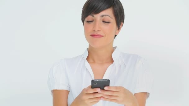 Mujer de negocios sonriendo mientras escribe un mensaje de texto — Vídeos de Stock