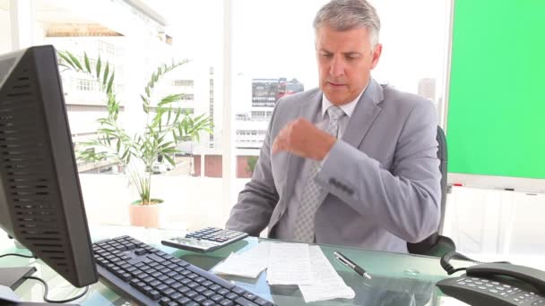 Homme d'affaires sérieux calculant les factures — Video