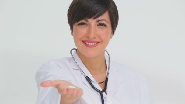 Lekarz trzymając pigułki w ręku — Wideo stockowe