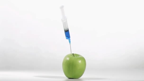 Syringe in super flow motion falling in a apple — Stock Video