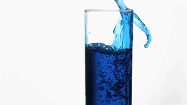 Blå vätska i super slow motion svämmar över i ett glas — Stockvideo