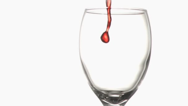ワインのグラスを流れる超スローモーションで赤いトリクル — ストック動画