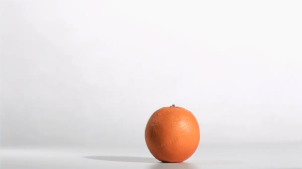 Syringe in super flow motion falling in an orange — Stock Video