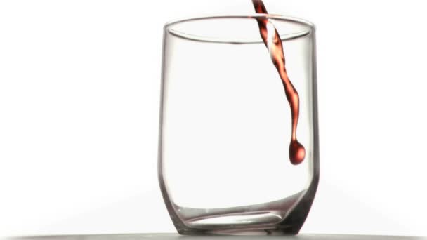 Red thin trickle in a super slow motion falling in a glass — Stock Video