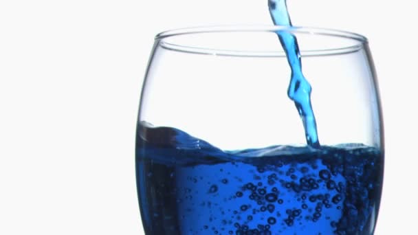 Bleu ruissellement au ralenti super flillant un verre — Video