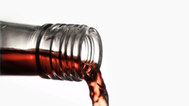 Close-up, rode vloeistof in een super slow motion stromen van het glas knelpunt — Stockvideo