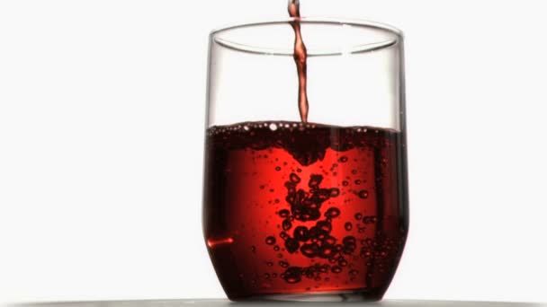 Líquido rojo en cámara súper lenta fluyendo en un vaso — Vídeos de Stock