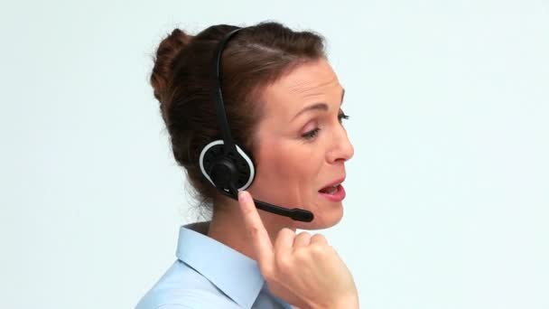 Goed geklede vrouw met een headset te spreken — Stockvideo