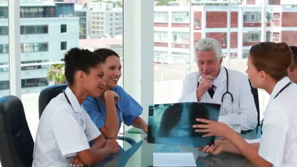 Médicos en una reunión examinando una radiografía de tórax — Vídeo de stock