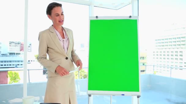 Woman in suit giving a presentation — Stock Video