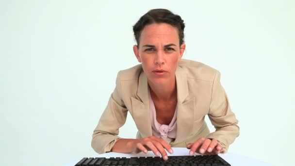 Affärskvinna att skriva på ett tangentbord och på kameran — Stockvideo