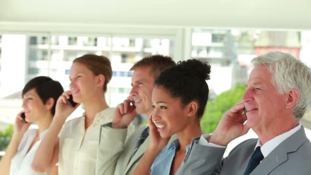 Negocios de todas las edades sonriendo por teléfono — Vídeos de Stock