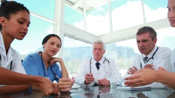 Personal médico trabajando en una radiografía de tórax — Vídeos de Stock