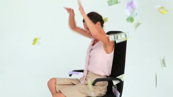 Gökten düşen banknot ile bir sandalyede oturan iş kadını — Stok video