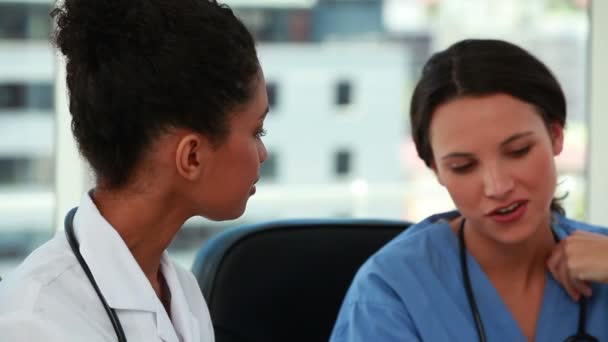 Personal médico joven hablando juntos — Vídeos de Stock