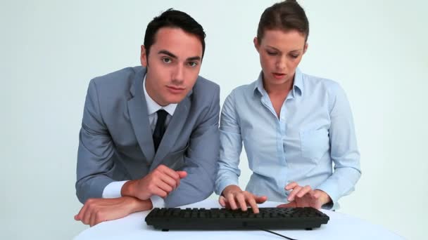 Negócio sorridente trabalhando em um computador juntos — Vídeo de Stock