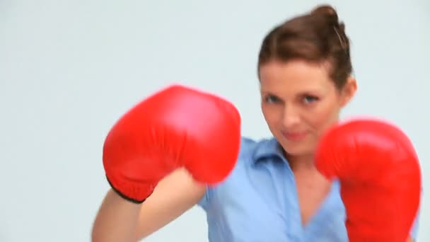 Kvinna med bunden hår boxning — Stockvideo