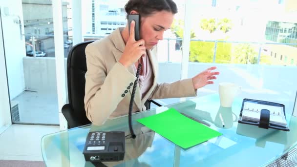 Femme sur le dossier de téléphone copie le dossier d'espace sur son bureau — Video