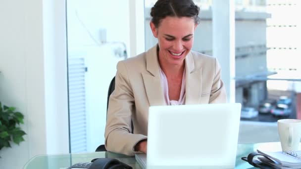 Glad kvinna arbetar med laptop och plocka upp telefonen — Stockvideo