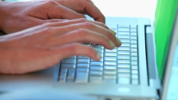 Zbliżenie na czyjąś w ręce pisania na laptopa — Wideo stockowe