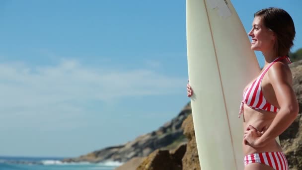 Mujer sosteniendo una tabla de surf — Vídeo de stock