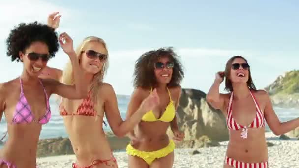 Vier Frauen mit Sonnenbrille feiern im Bikini — Stockvideo