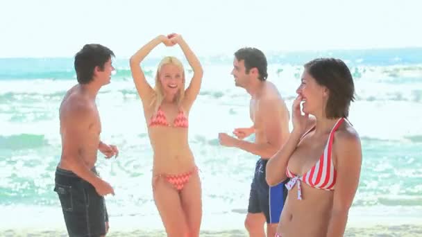 Vier Freunde feiern am Strand — Stockvideo