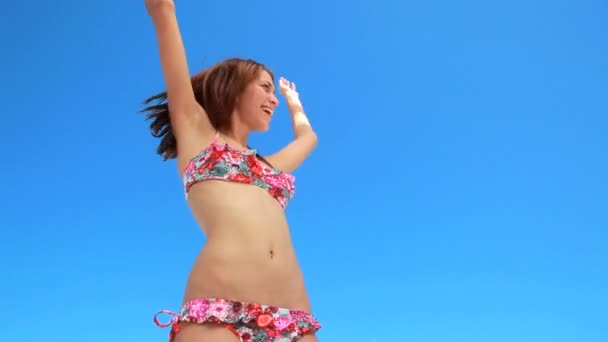 Vrouw dansen in haar bikini op het strand — Stockvideo