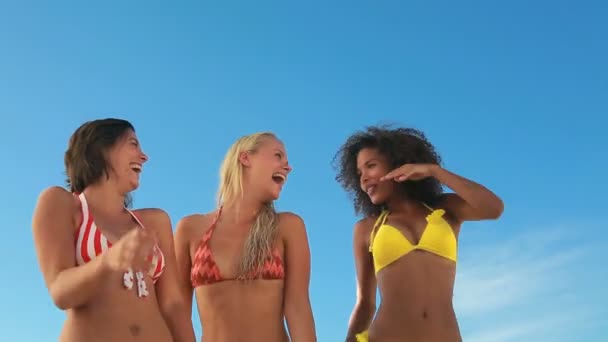 Trzech przyjaciół tańca w ich bikini — Wideo stockowe