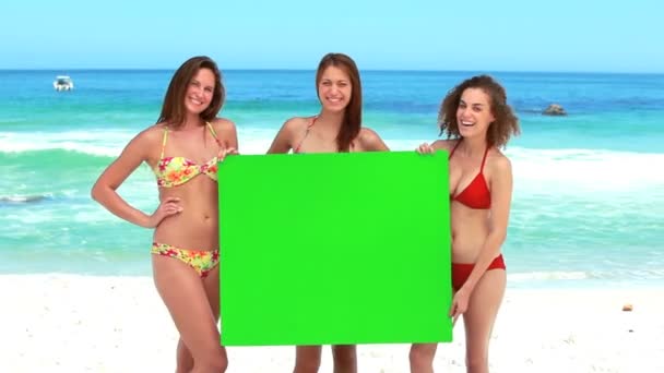 3 人の女の子は、緑色の画面を保持します。 — ストック動画