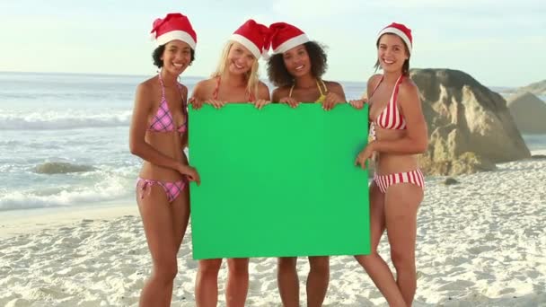 Чотири друзі тримають зелений екран в руці — стокове відео