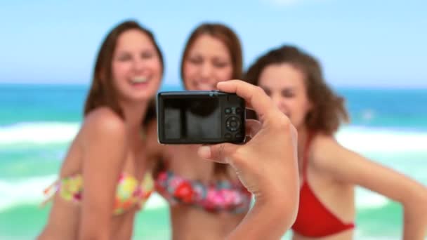Женщины позируют для фото на пляже — стоковое видео