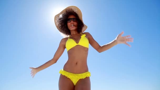 Vrouw in een gele bikini — Stockvideo