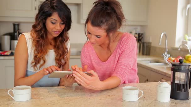 Women using tablet computer — Stock Video