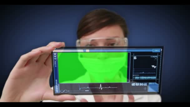 Doctor desplazándose a través de interfaz médica wth copyspace — Vídeos de Stock