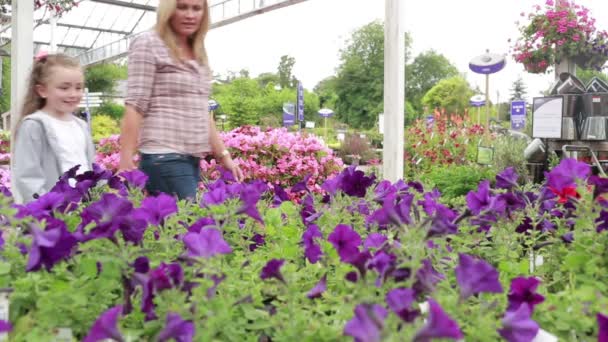 Mor och barn står vid trädgård centrum — Stockvideo