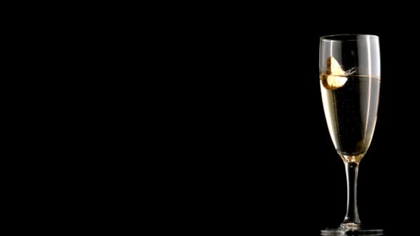 长笛落入冰多维数据集的香槟 — 图库视频影像