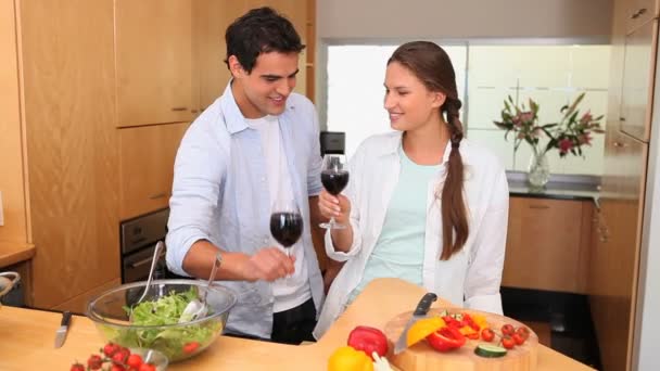 Brinde casal com copos de vinho — Vídeo de Stock