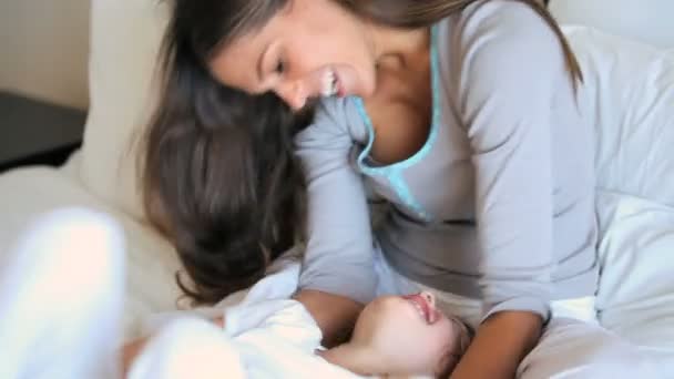 Madre haciendo cosquillas a su hija — Vídeos de Stock